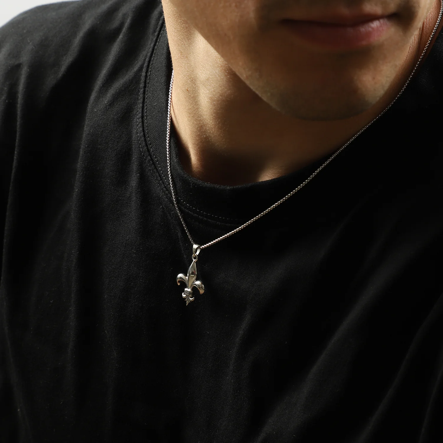 Collier fleur de Lys Regalia - Image 3